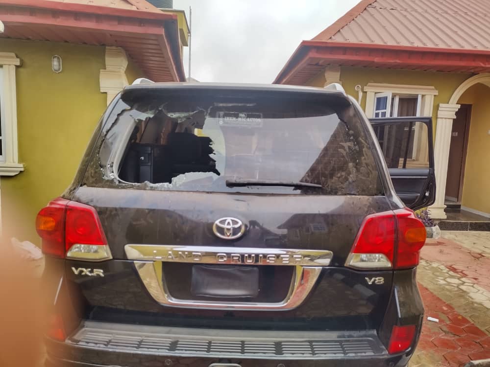Oyo 2023: Suspected Thugs Attack Adelabu’s Convoy, Vehicles destroyed, three Arrested.