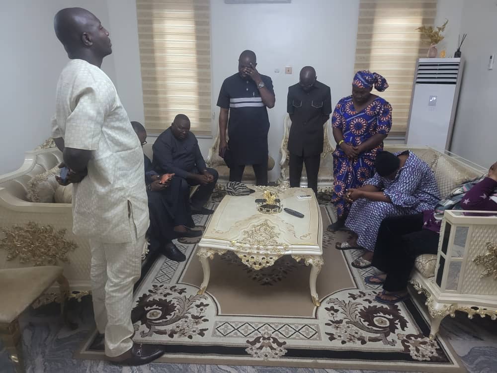 Adelabu visits Ogunmola’s family, pour encomium on late Reps candidate